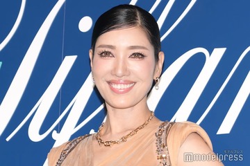 アンミカ、ミニ丈×ニーハイブーツで美脚見せ「今年は大人のミニスカートが流行りますね」 画像