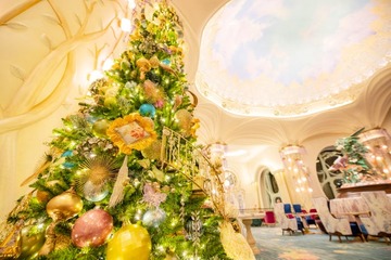 ディズニーホテルがクリスマス仕様に！冬の限定メニューと夢のような装飾で特別なひとときを 画像