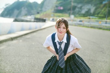 AKB48伊藤百花、圧倒的な“美少女感”あふれる制服SHOTを披露！鎌倉を舞台に自然体の魅力が光る 画像