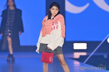 市川團⼗郎の長女・堀越麗禾「ガルアワ」で初ランウェイ ミニスカ着こなし堂々ポージング 画像