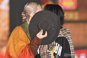 もーりーしゅーと、ランウェイ上でキス？「大胆すぎる」「ガチ？」ファンざわつく【ガルアワ2025AW】 画像