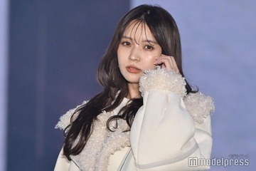 小林由依、冬の王道甘めスタイルで魅了 あざとい表情に釘付け【ガルアワ2025AW】 画像
