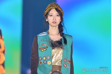 日向坂46金村美玖、個性派コーデでクールなランウェイ 笑顔とのギャップも【ガルアワ2025AW】 画像