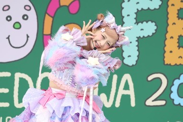 しなこ、新曲含む4曲パフォーマンス 近距離ステージで観客と会話楽しむ【SDGs FES】 画像