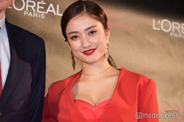 谷まりあ、ミニスカ×革ジャケットの秋コーデから美脚スラリ「おしゃれ上級者」「大人の魅力」と反響 画像