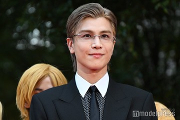 三代目JSB岩田剛典、リムレスメガネ×スーツでクールな色気放つ【第38回東京国際映画祭】 画像