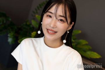 「バチェラー4」休井美郷、膝上ミニスカから美脚チラリ「脚綺麗すぎ」「理想のスタイル」の声 画像