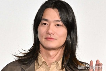 野村周平、黒ギャル×ミニ丈制服姿のコスプレ姿にファン衝撃「美脚すぎる」「誰かと思った」 画像