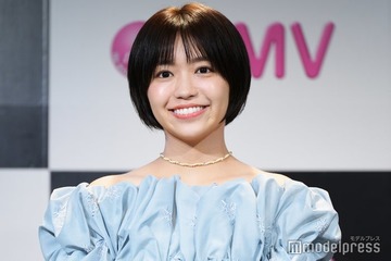 大原優乃、弟との相合い傘ショット＆美脚際立つショーパン姿披露「姉弟揃ってスタイル抜群」「微笑ましい」の声 画像