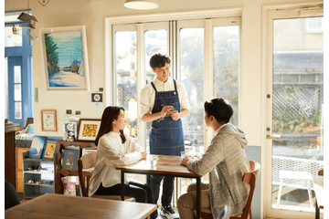 アメリカで…カフェでコーヒーを飲んでいると→「え、初対面で？」距離の近さに「びっくり」「心温まる」 画像