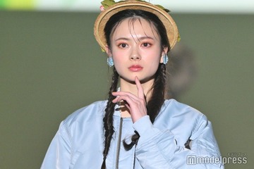 AKB48研究生・伊藤百花、美脚際立つオールホワイトコーデ披露「この服で麻婆豆腐を食べた」 画像