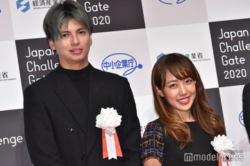 アレクサンダー、妻・川崎希の母＆「ガールズ達」3ショット公開「のんちゃんそっくり」「みんな美人さん」と反響 画像