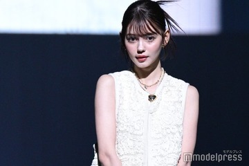 理科大卒モデル村上愛花、美脚際立つミニボトム＋透けタイツ姿に「カッコ可愛い」「脚長すぎ」の声 画像