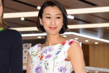 浅田舞、胸元ざっくり＆美脚のぞくドレス姿披露「女神のよう」「素敵すぎる」の声 画像