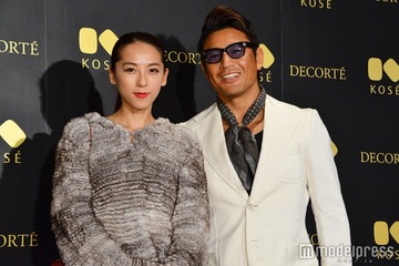 魔裟斗＆矢沢心、夫婦密着ショットに羨望の声「サプライズの花束すごい」「憧れる」 画像