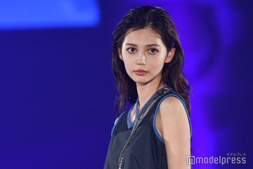 理科大卒モデル村上愛花、美脚スラリミニボトム姿が話題「驚異のスタイル」「脚真っ直ぐで羨ましい」 画像