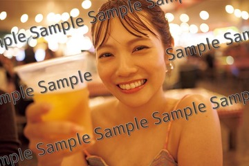 宮田愛萌、セブの海・ナイトマーケットで素の表情 1st写真集特典解禁 画像