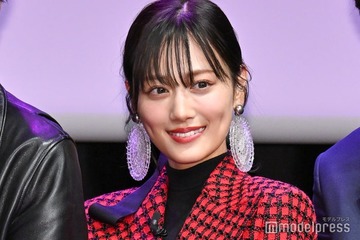 山下美月、眼鏡＆膝上丈コーデ披露「脚長い」「かっこいい」と反響 画像