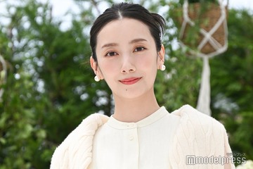 波瑠、素肌際立つノースリーブ姿披露「美しくてため息出る」「流石のスタイル」絶賛の声 画像