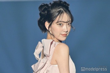 堀未央奈、膝上ミニ＆ニーハイソックスのディズニーコーデ披露「小顔でびっくり」「ポーズがお茶目」と反響 画像