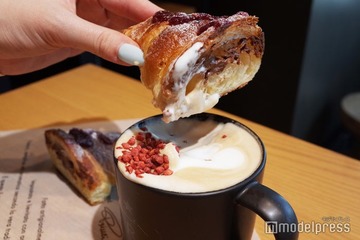 スタバの新提案、チョコとベリーのコルネッティをラテに浸す“ホリデーディップ”食べてみた 画像