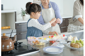 8歳の孫を溺愛する祖母　孫「おばあちゃんのご飯が一番！」次の瞬間⇒祖母が朝からキッチンで奮闘！？ 画像