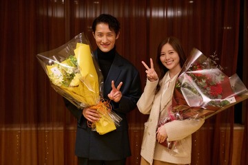 Snow Man岩本照＆白石麻衣、恋の最重要シーンで「恋する警護24時 season2」クランクアップ 監督と熱い抱擁交わす 画像