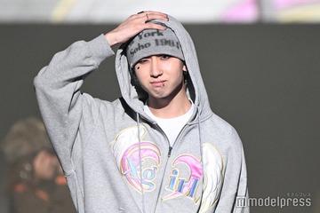 「今日好き」MON7A（もんた）、ニット帽で印象チェンジ 頬に星シールのY2Kコーデ【TGC広島2025】 画像