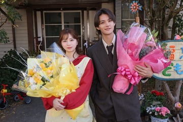 「ESCAPE」W主演・桜田ひより＆佐野勇斗がクランクアップ “衣装が意味すること”最終回で明らかに【コメント】 画像