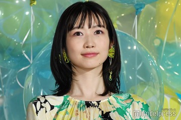 岡本夏美、美ウエストチラリ タイトニットコーデに反響「完璧すぎる美腹筋」 画像