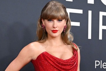 テイラー・スウィフト、胸元大胆見せミニドレス姿に反響「着こなせるのすごい」「美しさに磨きがかかってる」 画像