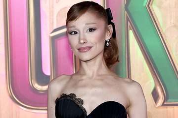 アリアナ・グランデ、胸元ざっくりドレス姿が話題「グリンダ感がすごい」「ゴージャス」 画像