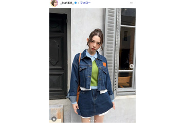 広島カープ小園海斗選手の妻・渡辺リサ、美肩輝くボーダートップス姿に反響「スタイル良すぎ」「大人可愛い」 画像