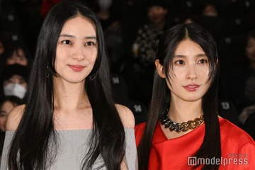 武井咲は美肩のぞくシルバードレス・土屋太鳳は鮮やかな赤×ギャザー…対照的な装いで美貌放つ 画像