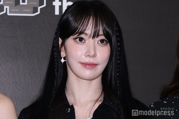 LE SSERAFIMサクラ、ベアトップドレスで美デコルテ＆美肩際立つ「白い妖精」「透明感レベチ」と反響 画像