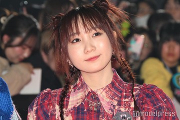 幾田りら、ノースリーブミニワンピで美脚披露「透明感すごい」「お人形さんみたいな可愛さ」の声 画像