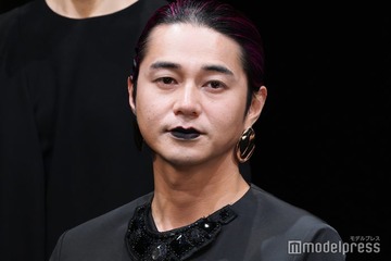 東出昌大、強烈ビジュアルで雰囲気ガラリ 成宮寛貴との初共演に刺激「毎日楽しいです」【サド侯爵夫人】 画像