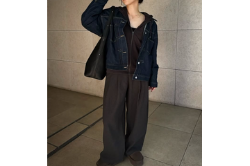 デニムシャツの着こなしが進化！トレンドのブラウンをメインにした大人レイヤード 【40代の毎日コーデ】 画像