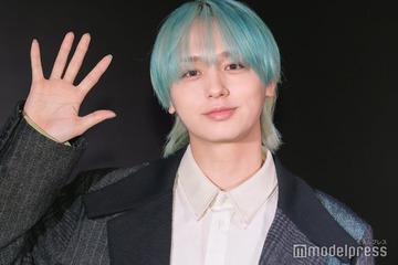 Hey! Say! JUMP伊野尾慧、青髪で雰囲気ガラリ ナレーション収録前にはメンバーと会話 画像