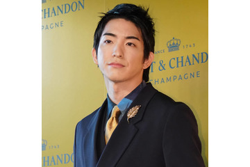 前田公輝、雰囲気ガラリのブルーヘアSHOTにファンうっとり「ほんとカッコイイ」「お美しい…」 画像