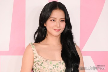 BLACKPINKジス、美脚全開のミニワンピ姿公開 ハローキティとの手繋ぎ2ショットに「可愛いが渋滞」「透明感すごい」と反響 画像