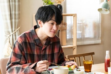 【元科捜研の主婦 第1話】新米刑事・道彦（横山裕）、元科捜研エースの妻・詩織（松本まりか）と難事件に挑む 画像