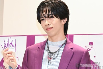 超特急リョウガ、一般通行人としてニュース出演 “秋バテ”再現ショットをカード化「知らないところで取り上げられた」【RYOGA THE CARD 〜Eternal Moment〜】 画像