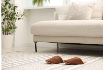 休日の朝…ソファの上にスリッパが2つ！？そっと並べた“意外な犯人”にほっこり 画像