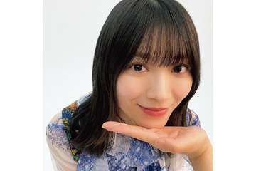 櫻坂46森田ひかる、メンバーの手に“あごのせ”「櫻撮」先行カット解禁 画像