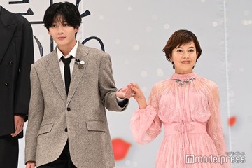 なにわ男子・長尾謙杜、母親役の沢口靖子をエスコート 柄本佑・渡辺謙ら豪華キャスト集結【木挽町のあだ討ち】 画像