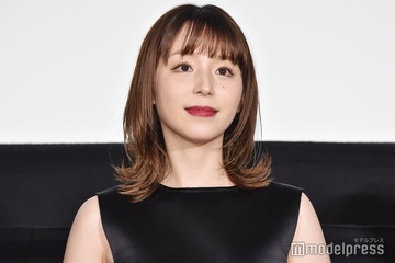平野綾、ミニスカユニフォーム姿の始球式オフショット公開「笑顔が可愛すぎる」「スタイル抜群」と反響 画像