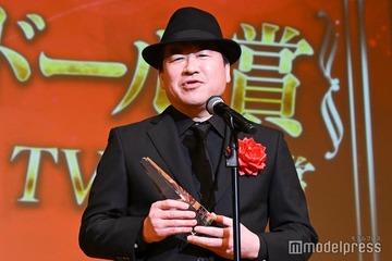 佐藤二朗「爆弾」キャストが祝福駆けつけ熱い抱擁 受賞を最初に伝えたいのは「妻」と即答【2026年エランドール賞】 画像