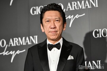 布袋寅泰「暖炉の炎の横で読書をしたり映画を観たり」ギター置かれたロンドン自宅公開「部屋までかっこいい」「絵になりすぎる」と反響 画像