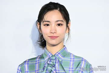 當真あみ、膝上スカートからスラリ美脚輝く リボン纏いフェミニンな装い【ディオール バンブーパビリオン】 画像
